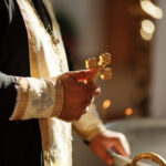 «Прелюбодей в храме»: обвиняемый в изнасиловании священник вышел из СИЗО