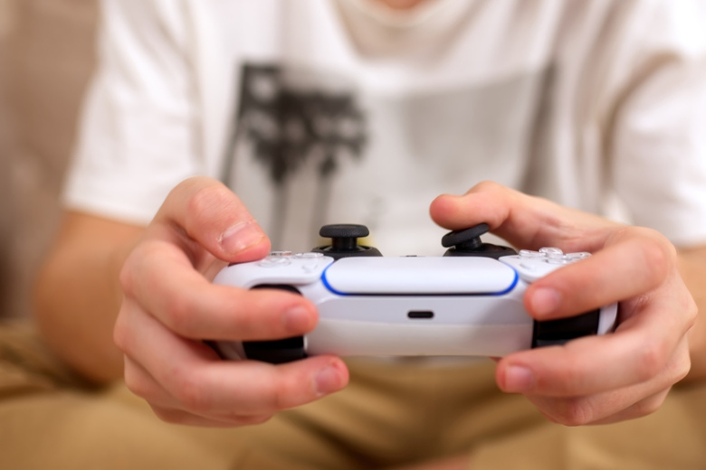 Пытался проникнуть до крови: кузен-растлитель с 4 лет насиловал сестренку