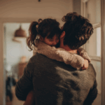 Включал мультики и насиловал: мать помогала сожителю мучить свою дочь