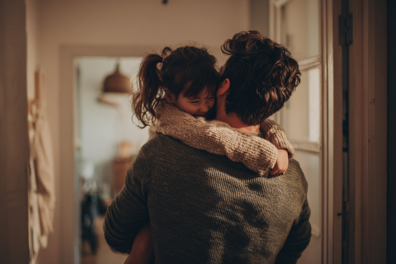 Включал мультики и насиловал: мать помогала сожителю мучить свою дочь