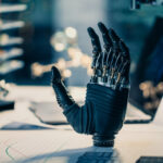 Американец с вживленным чипом Neuralink научился управлять роборукой