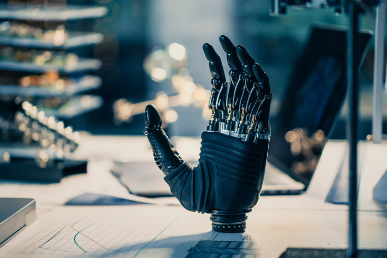 Американец с вживленным чипом Neuralink научился управлять роборукой