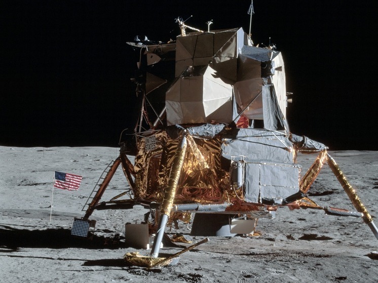 Астронавтов собрались поселить на Луне  в стеклянных пузырях из пыли