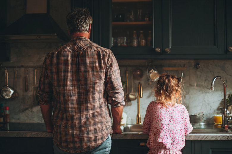 «Говно полетело по кухне»: педофил заставлял падчерицу есть экскременты