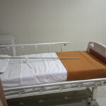 Не хотел спать и был связан: аутичный мальчик захлебнулся рвотой