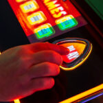 Открыл дверь с окровавленными руками: муж убил жену и дочерей?