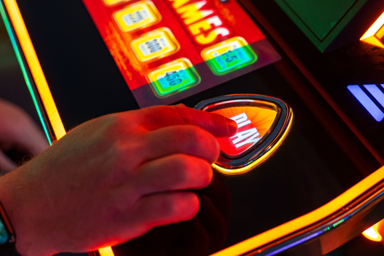 Открыл дверь с окровавленными руками: муж убил жену и дочерей?