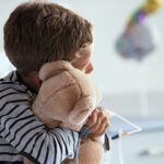 Увидел родителей и расплакался: в психбольнице изнасиловали ребенка