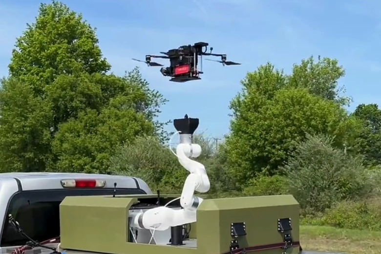 В США представили роботизированную руку для ловли дронов