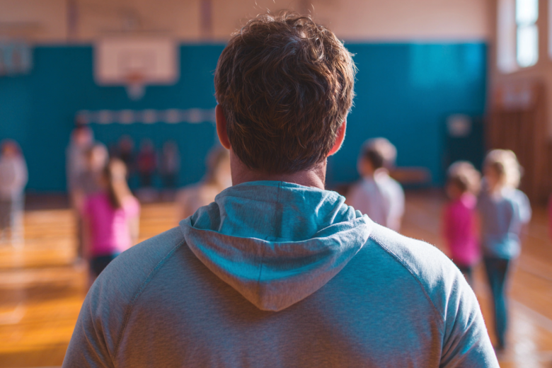 Вывез в безлюдное место: физрук сел на 12 лет за растление школьницы