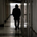 Захотелось по нужде: опальный тренер уверяет, что не онанировал при детях