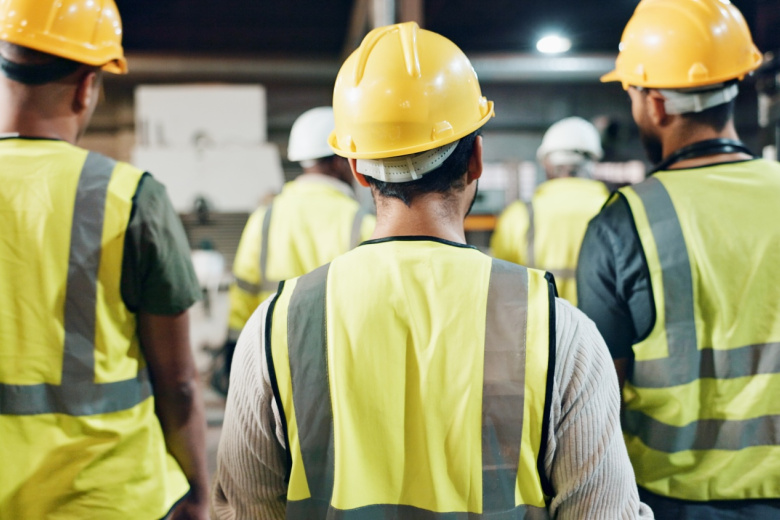 «Чтоб не отправили к петухам»: мигранты отнимают бизнес ради брата-педофила