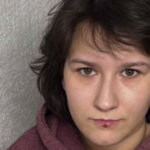 Дочка гнила 12 дней: мать задушила младенца и бросила тело в диван