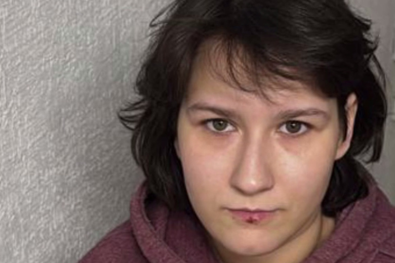 Дочка гнила 12 дней: мать задушила младенца и бросила тело в диван