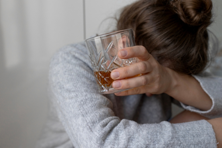 Няня с амбре: москвичка еле выгнала из дома пьяную сиделку