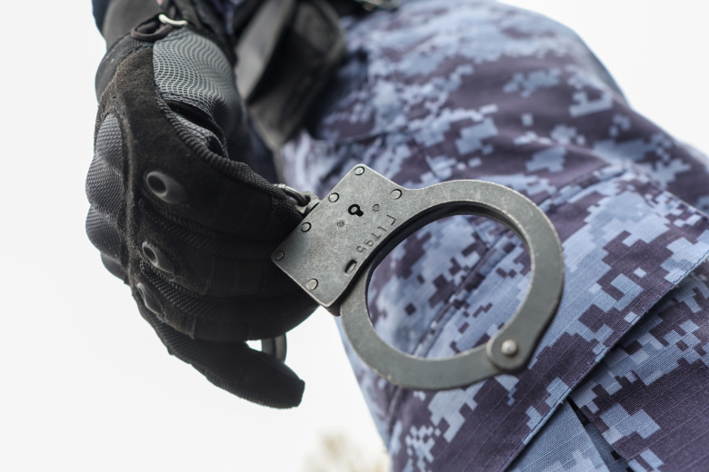 Прострелили ноги и дали покурить: военная полиция поймала рецидивиста