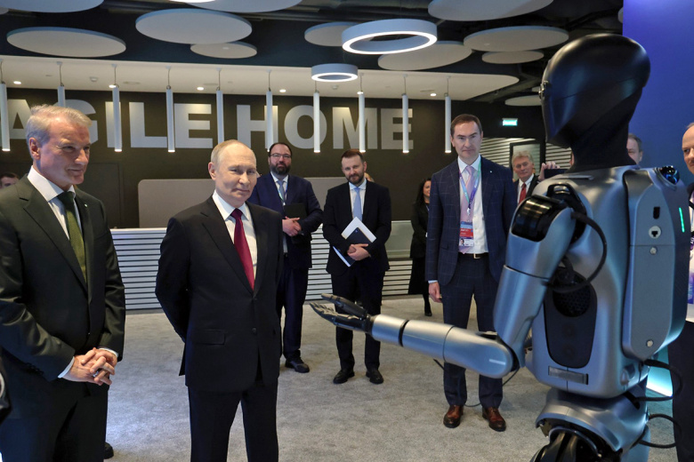 Робот «Сбера» с ИИ станцевал перед Путиным