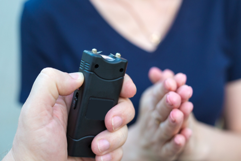 Воспитание шокером: мужчина озверел после смерти жены и стал истязать детей