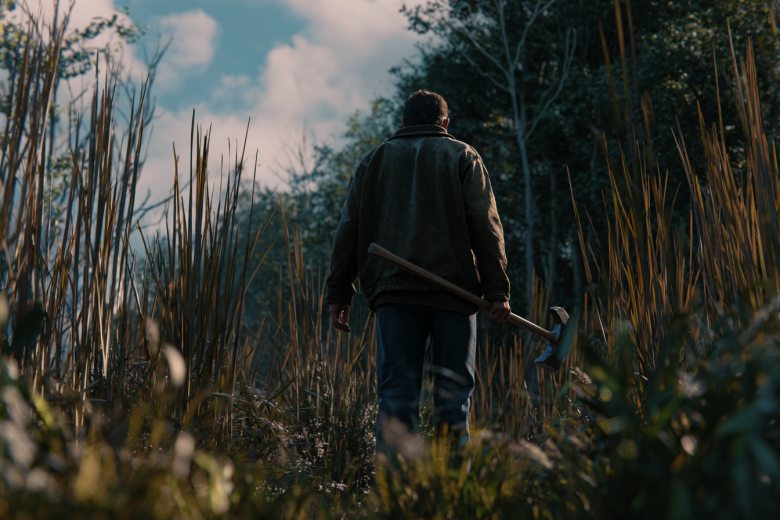 Добивал кувалдой: муж-тиран привязал жену к бамперу и волочил по поселку