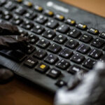 Киберэксперт предупредил об опасных последствиях демонстрации экрана