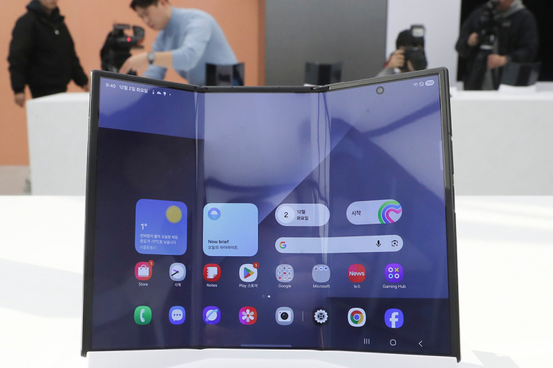 Samsung показала складывающийся втрое смартфон