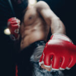 Сначала цветы, а потом перелом носа: боец ММА отправил жену в нокаут