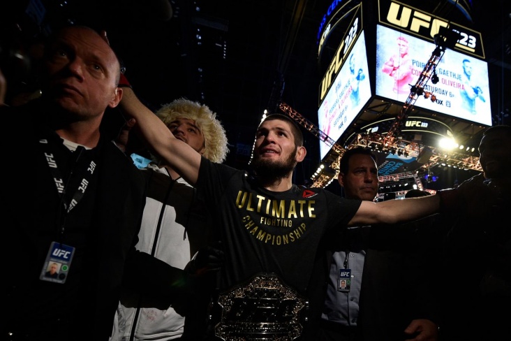 Видео: Хабиб Нурмагомедов и Эрлинг Холанд учат Абдукодира Хусанова писать по-английски