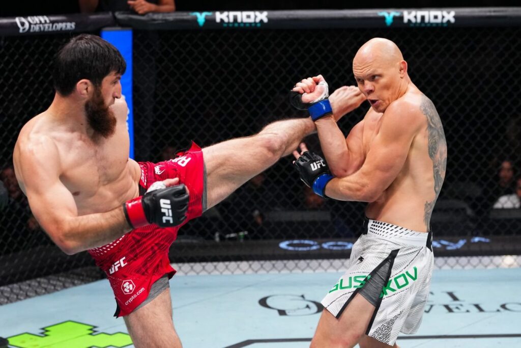 Анкалаев делит первую строчку с Павловичем по победам нокаутом в UFC среди россиян