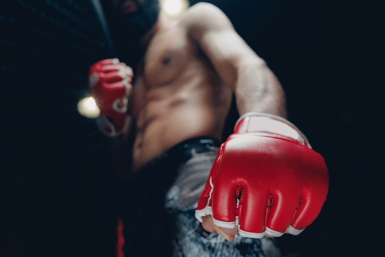 Сначала цветы, а потом перелом носа: боец ММА отправил жену в нокаут